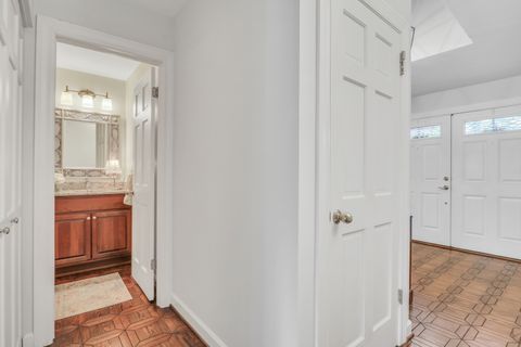Tiny photo for 1525 Saratoga Court, Libertyville, IL 60048 (MLS # 12635923)