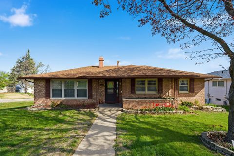Photo of 1918 W Garfield Street, Davenport, IA 52804 (MLS # 12609755)