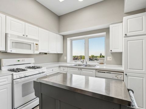Tiny photo for 3303 GROVE Avenue #604, Berwyn, IL 60402 (MLS # 12599490)