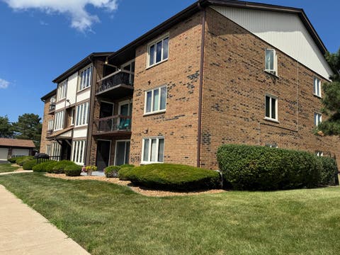 Photo of 4924 Circle Court #404, Crestwood, IL 60418 (MLS # 12713397)