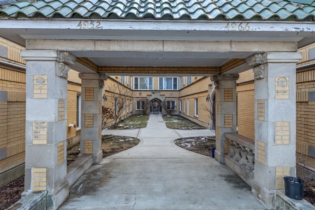 4962 N Spaulding Avenue 3