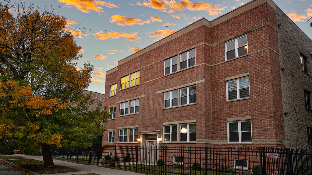 Photo for 4507 S Lake Park Avenue #3S, Chicago, IL 60653 (MLS # 12492515)