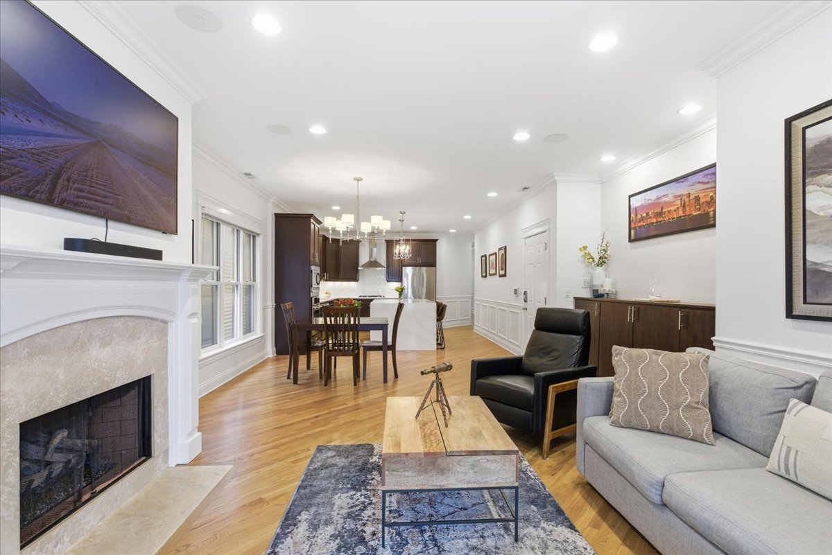 723 W Diversey Parkway 2E