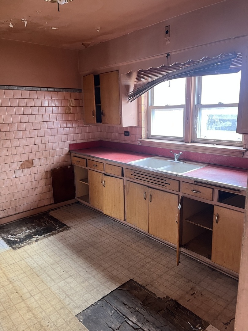 8751 S Blackstone Avenue