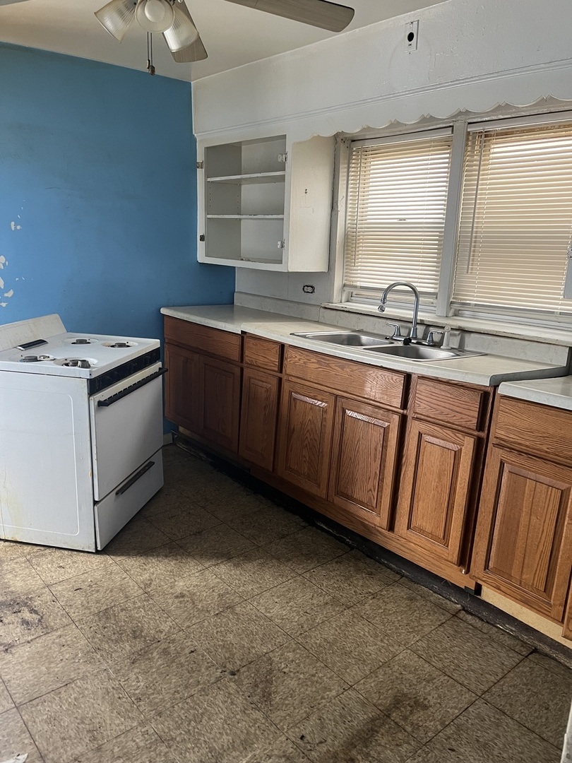 8751 S Blackstone Avenue