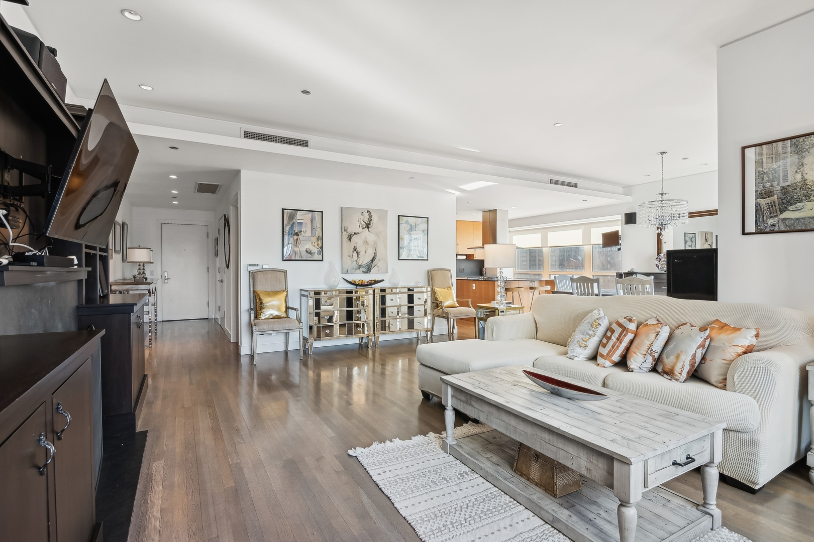 800 N Michigan Avenue 2202