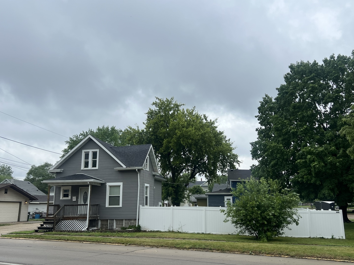 908 E 4th Street
