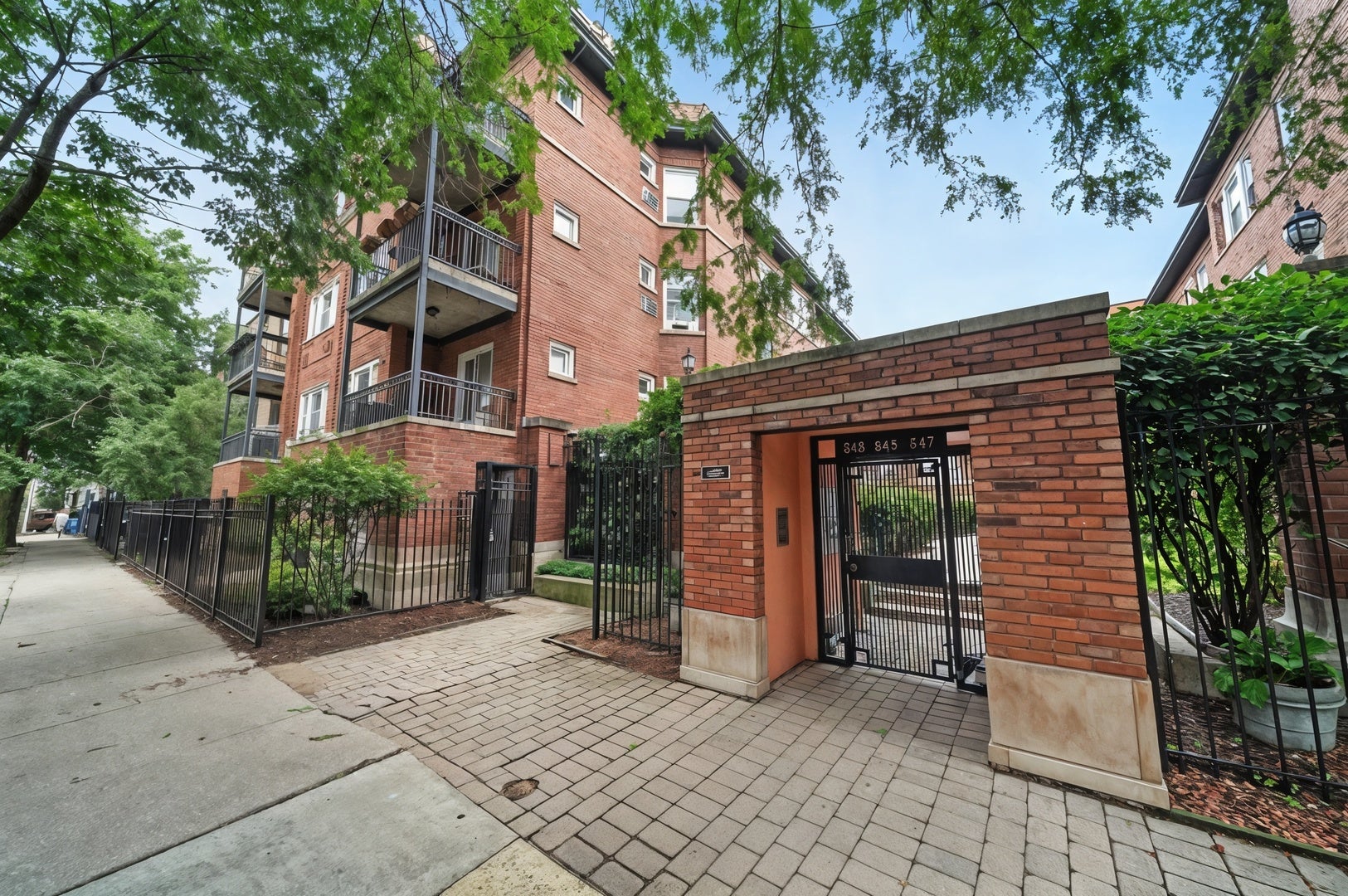 841 W Belle Plaine Avenue 3