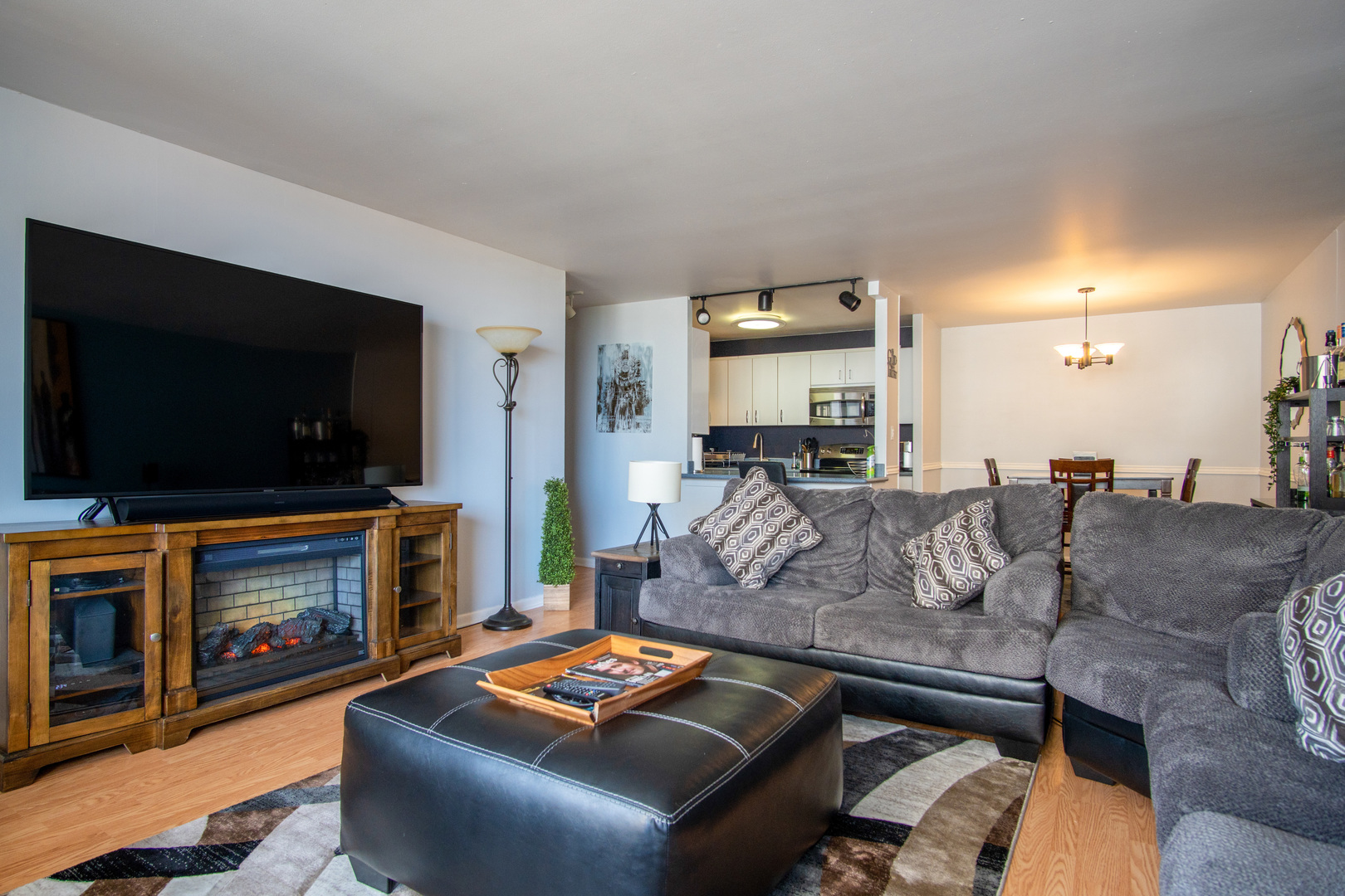 3930 N PINE GROVE Avenue 1115