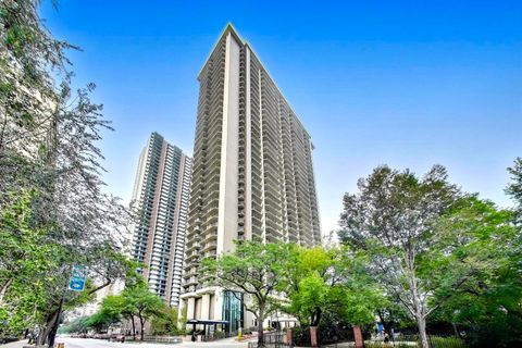 Photo of 6007 N Sheridan Road #25E, Chicago, IL 60660 (MLS # 12480322)
