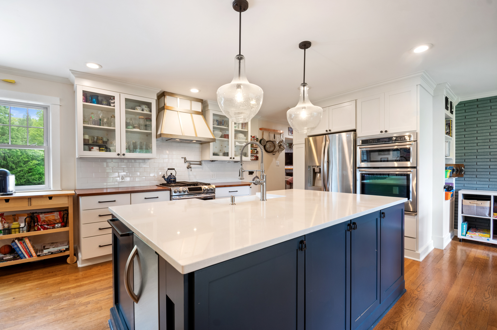 17W214 W Hillside Lane