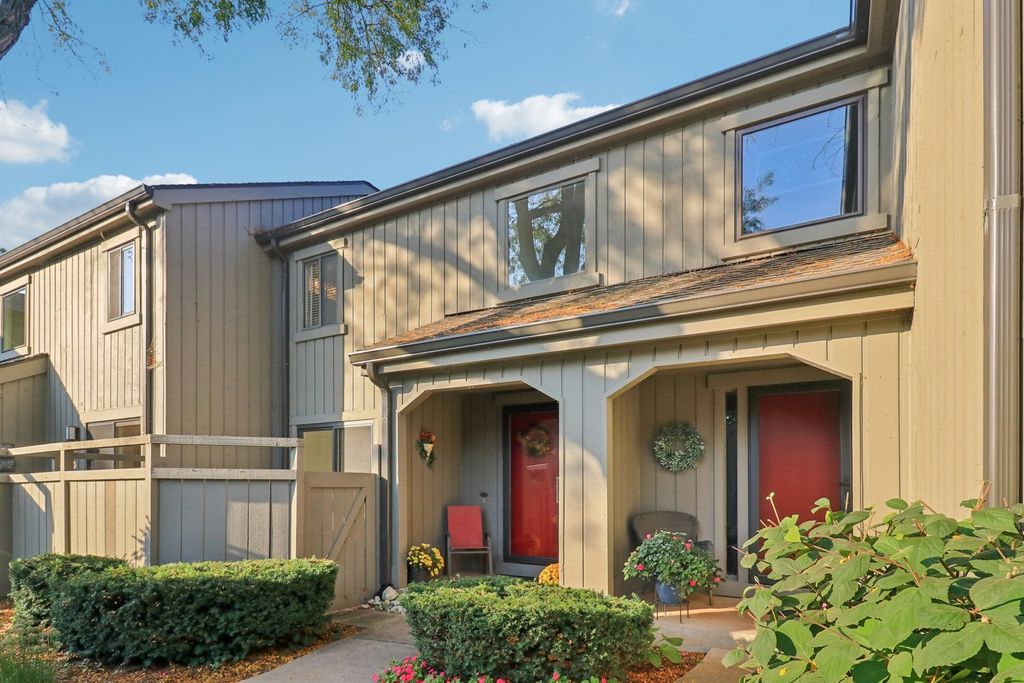 Photo for 404 N SHORELINE Road #298, Lake Barrington, IL 60010 (MLS # 12495842)