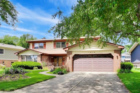 Photo of 1014 E Crabtree Drive, Arlington Heights, IL 60004 (MLS # 12680162)