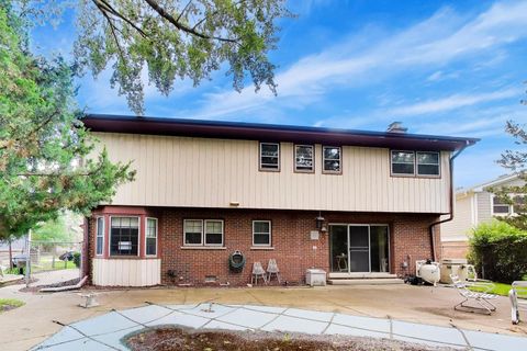 Tiny photo for 1014 E Crabtree Drive, Arlington Heights, IL 60004 (MLS # 12680162)