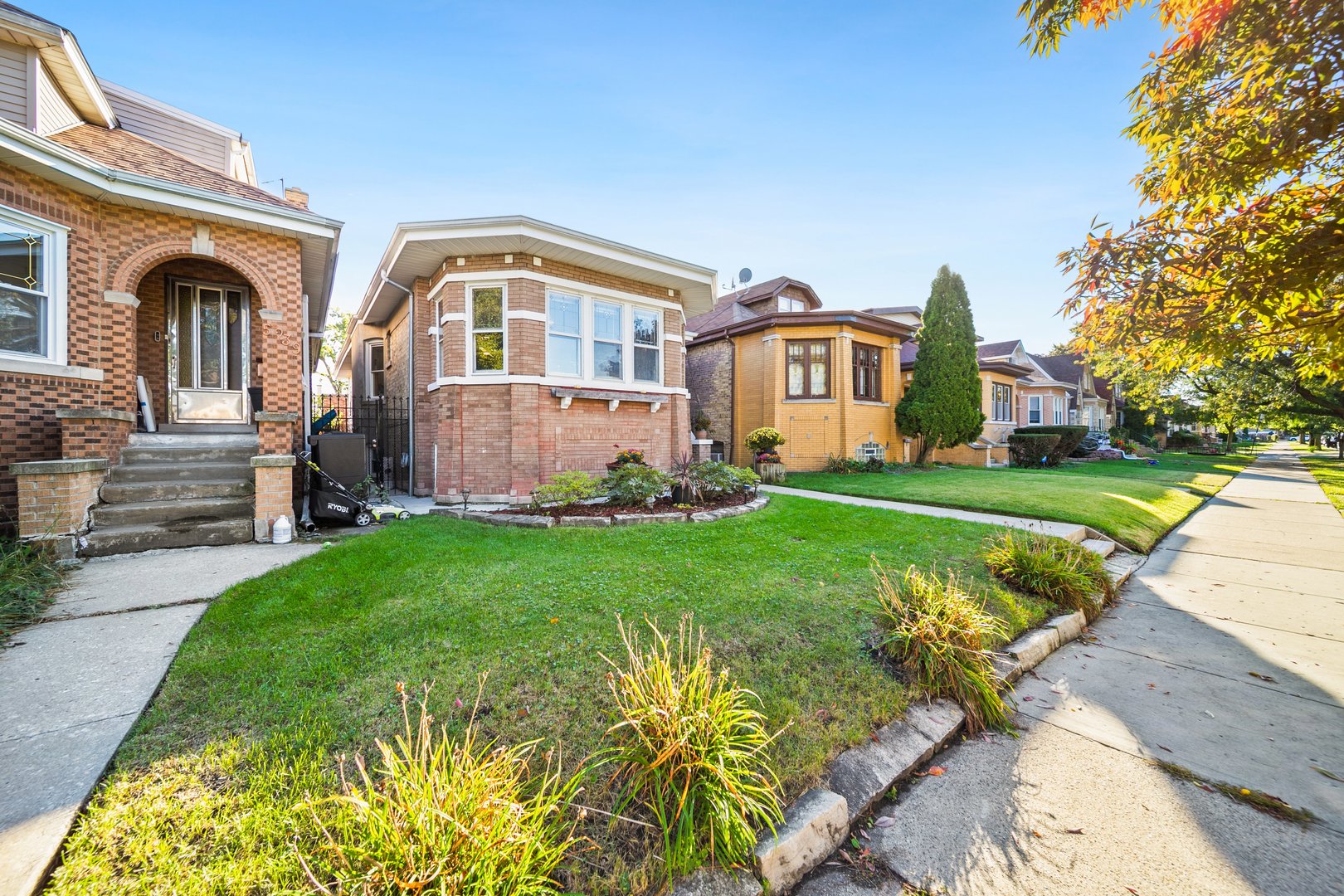 5243 W OAKDALE Avenue