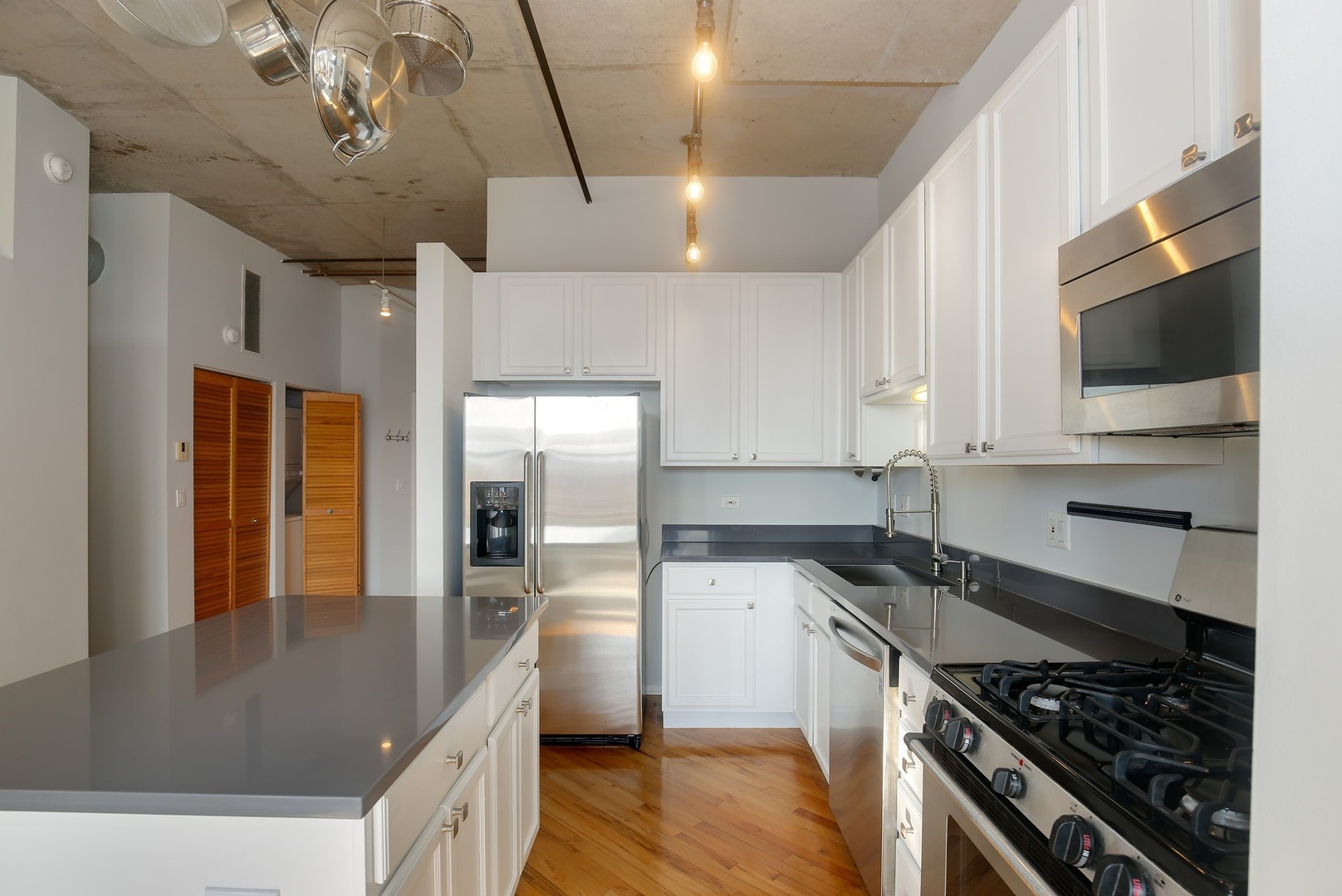 6 S Laflin Street 611