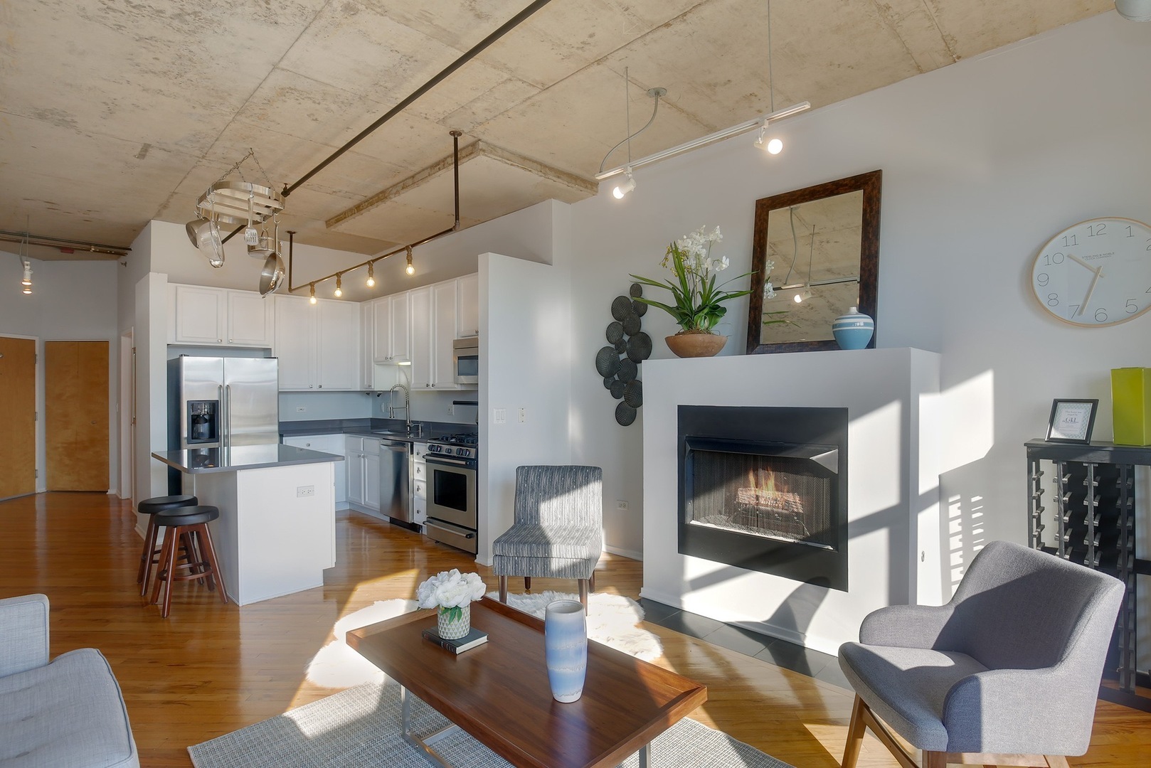 6 S Laflin Street 611