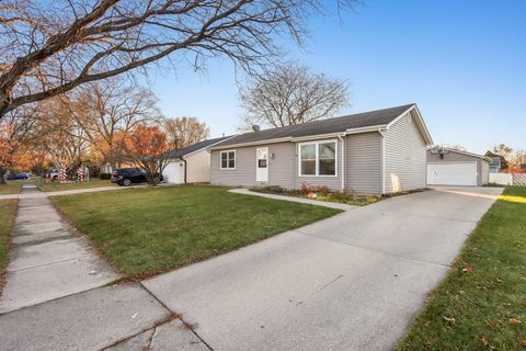 Tiny photo for 220 Larchwood Lane, North Aurora, IL 60542 (MLS # 12521177)
