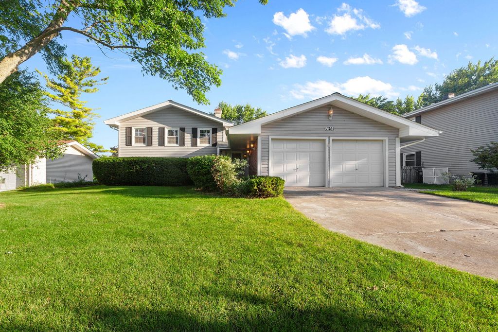 Photo for 1360 Mayfield Lane, Hoffman Estates, IL 60169 (MLS # 12442523)
