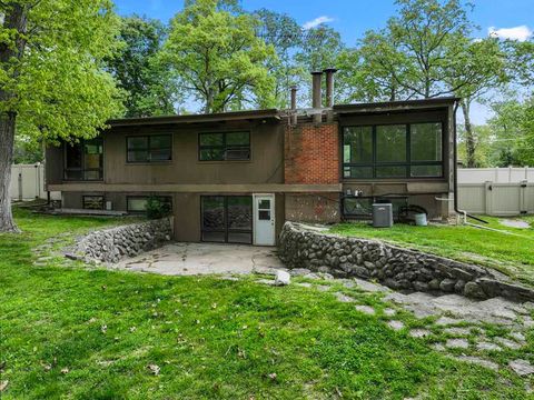 Tiny photo for 431 S Saint Marys Road, Libertyville, IL 60048 (MLS # 12653527)