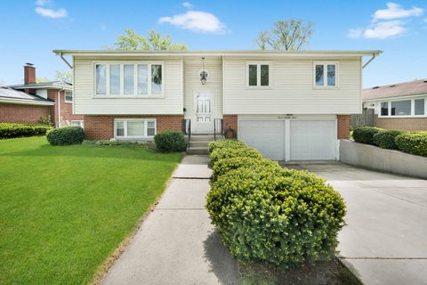 Photo of 773 Madelyn Drive, Des Plaines, IL 60016 (MLS # 12642097)