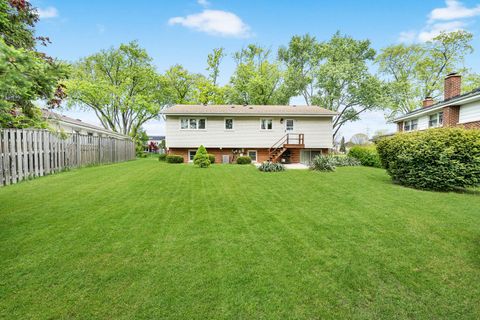 Tiny photo for 773 Madelyn Drive, Des Plaines, IL 60016 (MLS # 12642097)