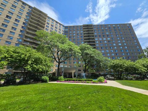 Photo of 7033 N Kedzie Avenue #606, Chicago, IL 60645 (MLS # 12400461)