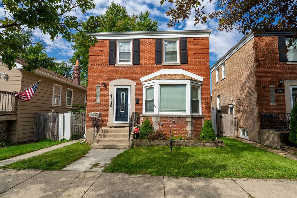 Photo for 4210 Maple Avenue, Brookfield, IL 60513 (MLS # 12497431)