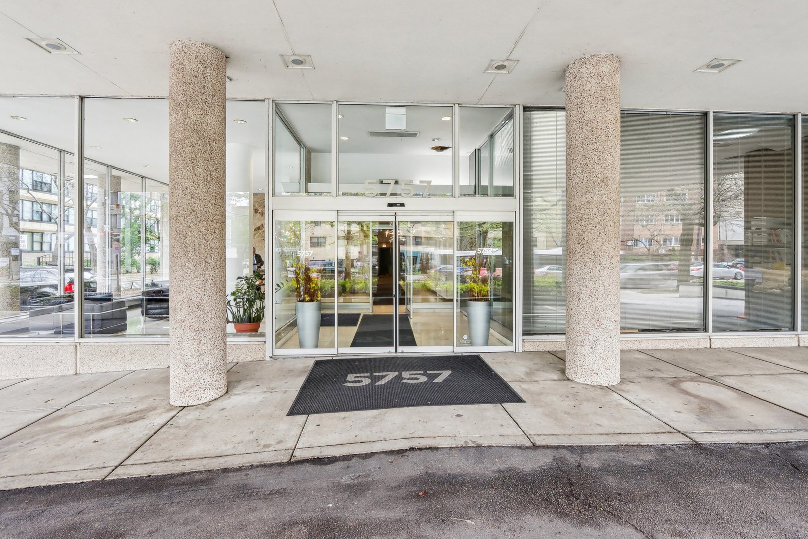 5757 N Sheridan Road 4G