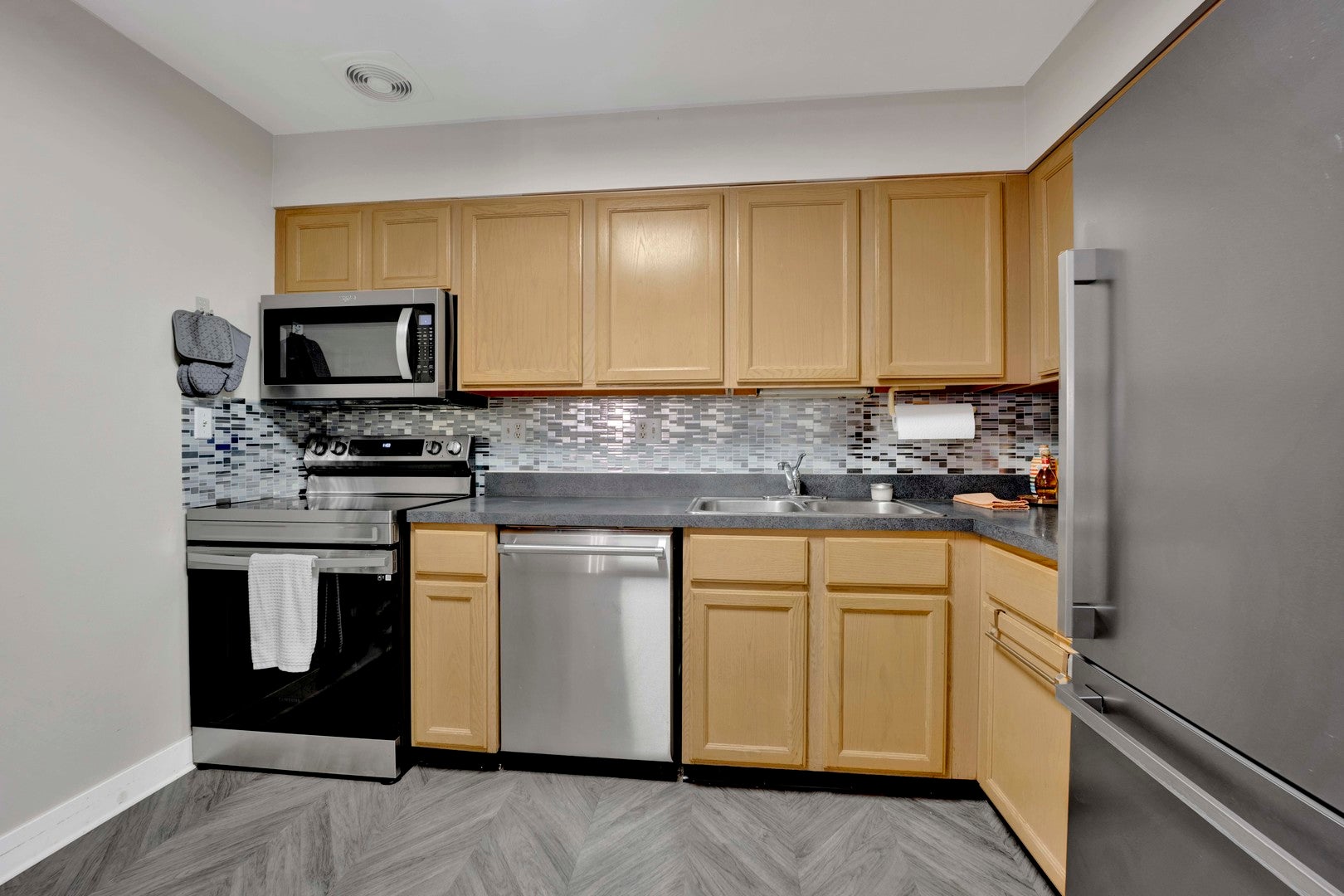 710 E Algonquin Road J108