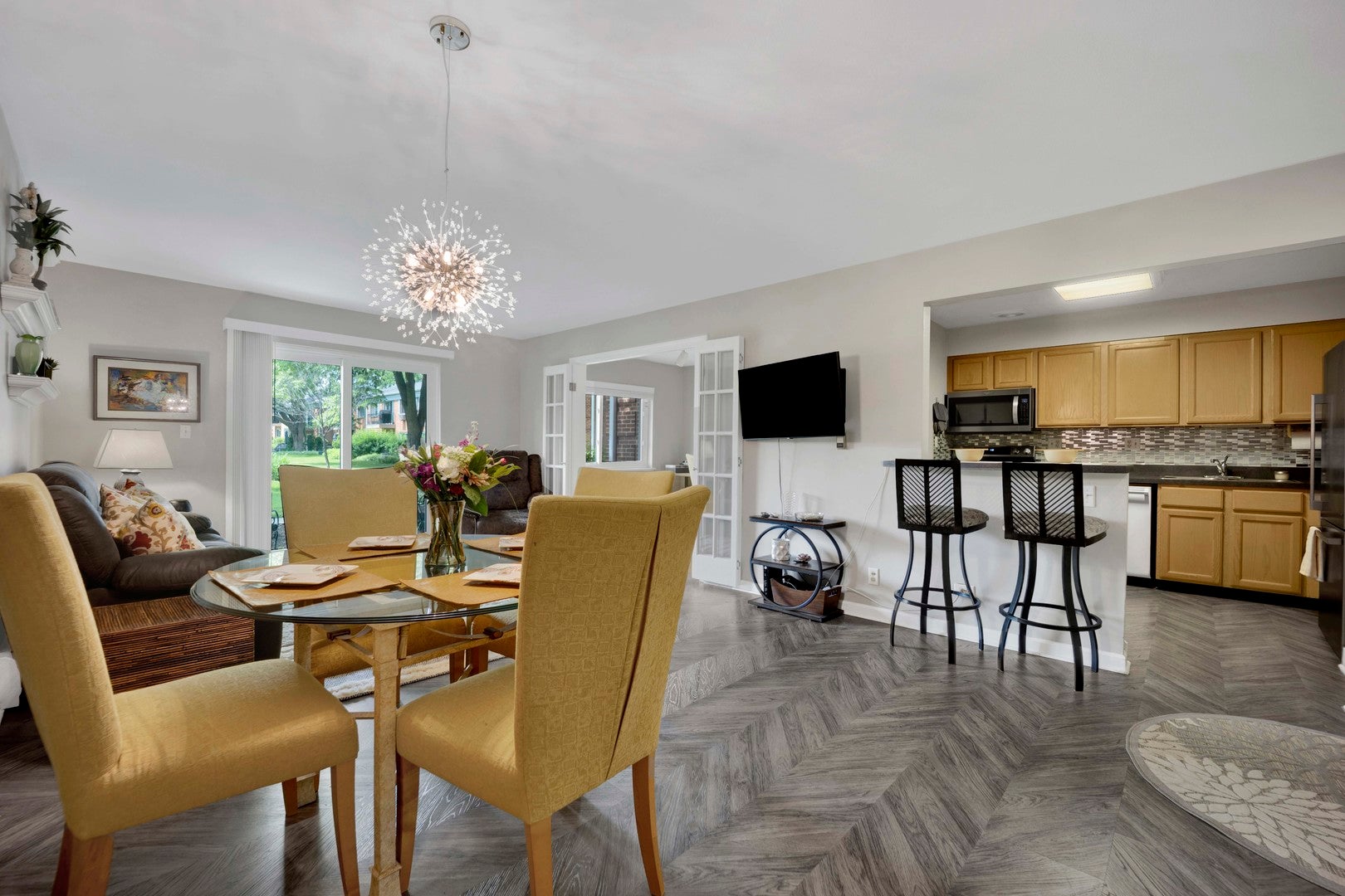 710 E Algonquin Road J108