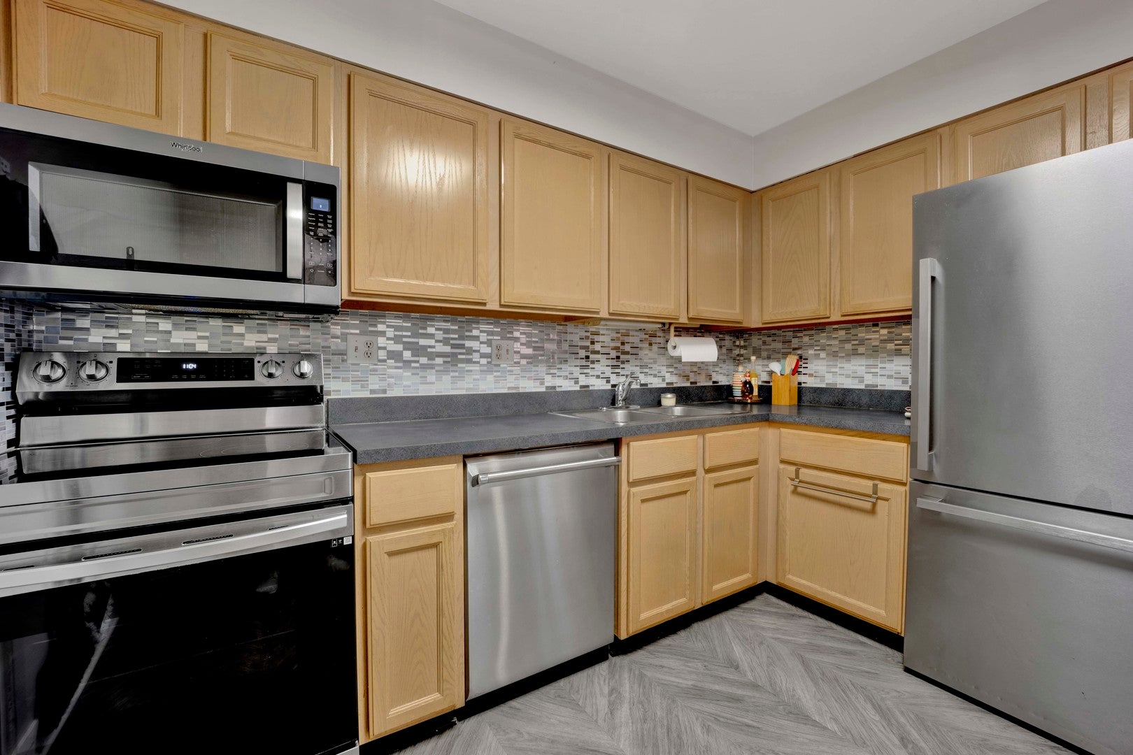 710 E Algonquin Road J108