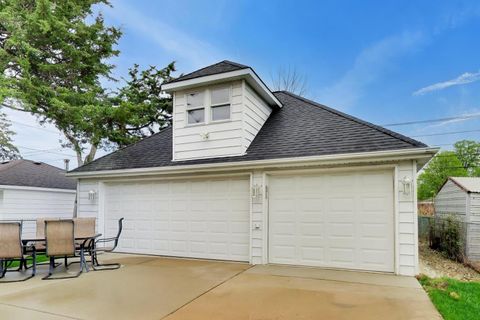 Tiny photo for 940 W Grant Drive, Des Plaines, IL 60016 (MLS # 12633279)