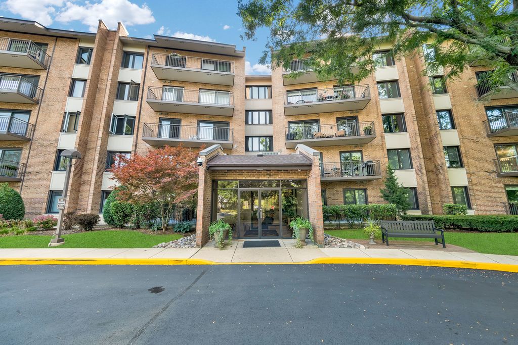 Photo for 601 Lake Hinsdale Drive #301, Willowbrook, IL 60527 (MLS # 12469822)