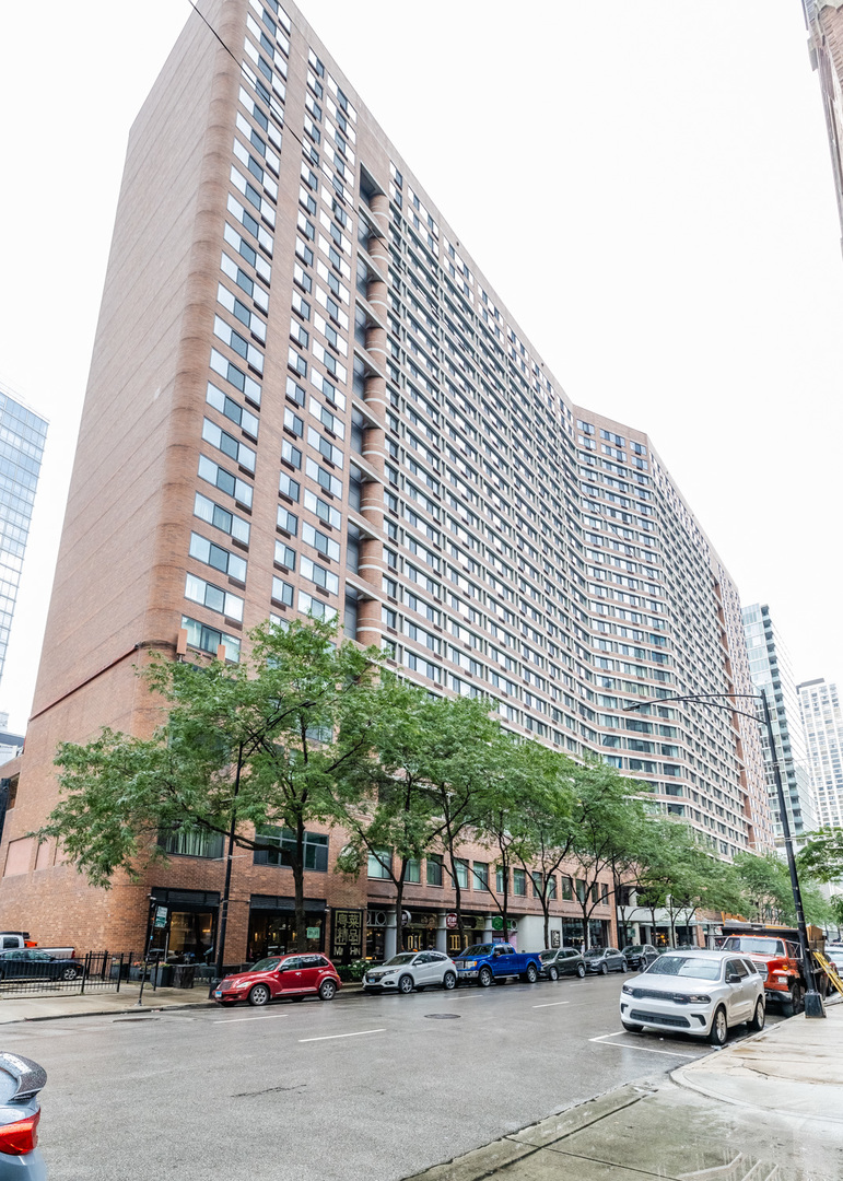 211 E Ohio Street 2606