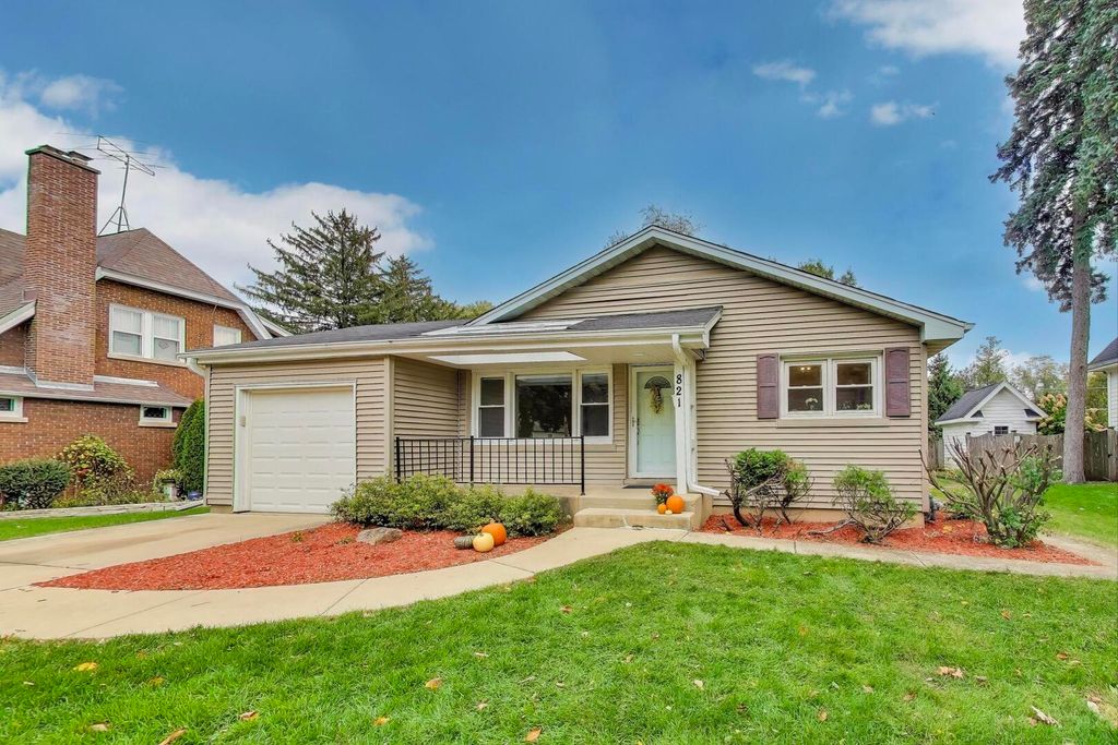 Photo for 821 Warrenville Road, Wheaton, IL 60189 (MLS # 12500415)
