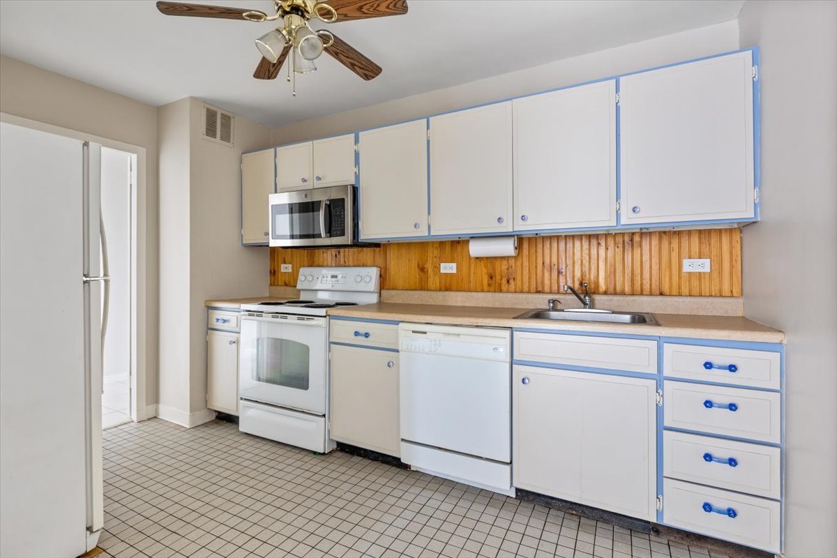 5455 N SHERIDAN Road 3106