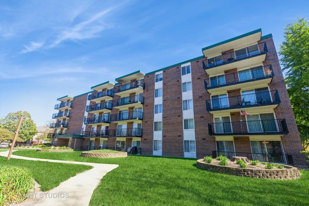 Photo for 5S040 Pebblewood Lane #406E, Naperville, IL 60563 (MLS # 12496133)
