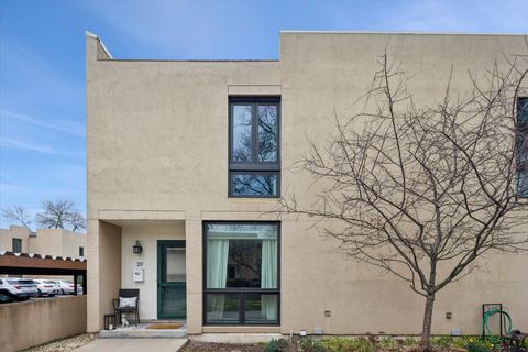 Photo of 20 Oak Tree Court #20, Elmhurst, IL 60126 (MLS # 12647204)