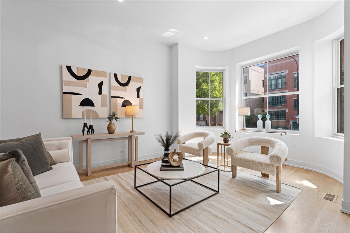 1630 W WARREN Boulevard 1