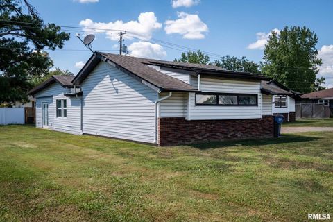 Tiny photo for 902 FAIRLANE Drive, Marion, IL 62959 (MLS # QC4269228)