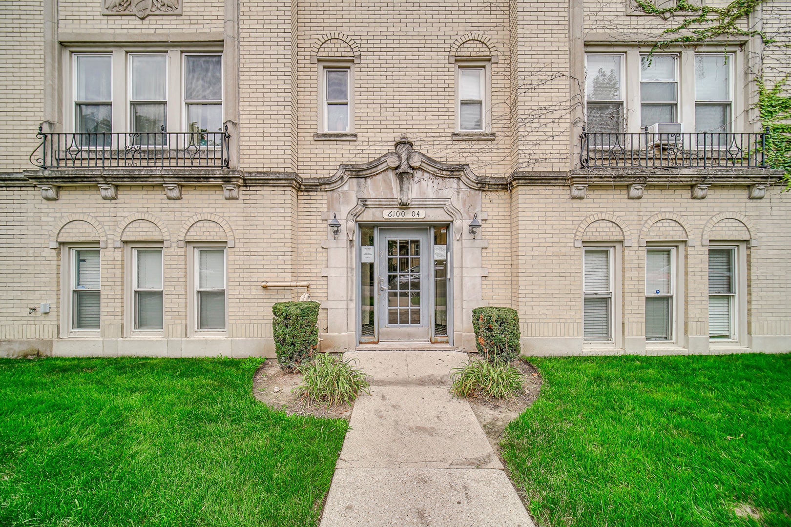 6104 N Rockwell Street 3N