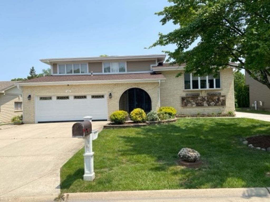 Photo for 473 S Edgewood Avenue, Wood Dale, IL 60191 (MLS # 12471267)