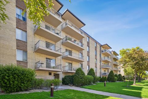 Photo of 110 W Butterfield Road #510S, Elmhurst, IL 60126 (MLS # 12668271)