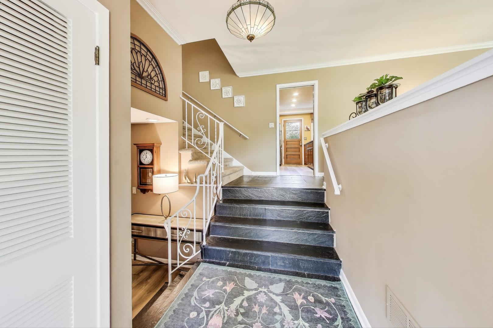 945 Hawthorne Lane
