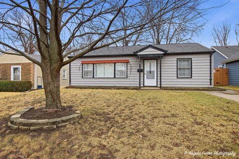 Photo of 127 S Hawthorne Boulevard, Mundelein, IL 60060 (MLS # 12585537)