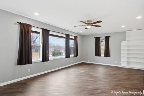 Tiny photo for 127 S Hawthorne Boulevard, Mundelein, IL 60060 (MLS # 12585537)