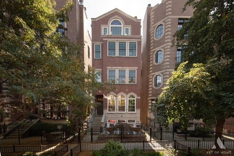 Photo of 909 W Roscoe Street #1, Chicago, IL 60657 (MLS # 12785851)