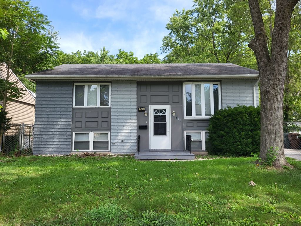 Photo for 349 E Maple Drive, Glenwood, IL 60425 (MLS # 12508092)