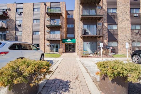 Photo of Des Plaines, IL 60016 (MLS # 12604259)